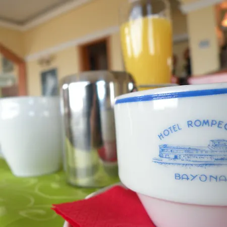 מלון Rompeolas 2*