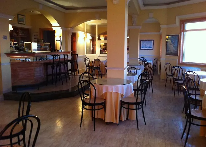 Hotel Rompeolas 2*